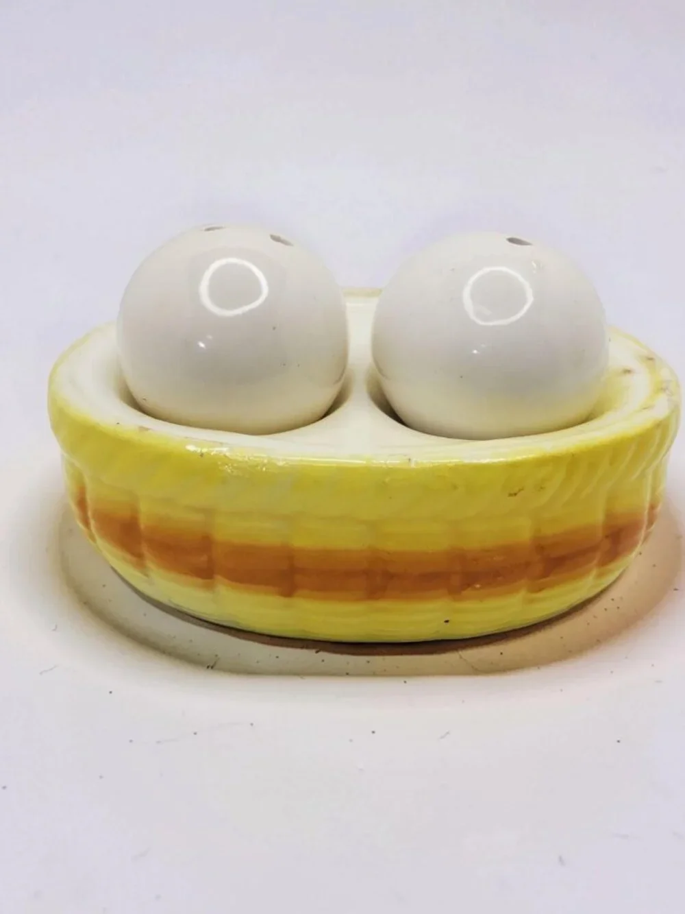 vintage 1970s nesting eggs porcelain salt & pepper shakers.